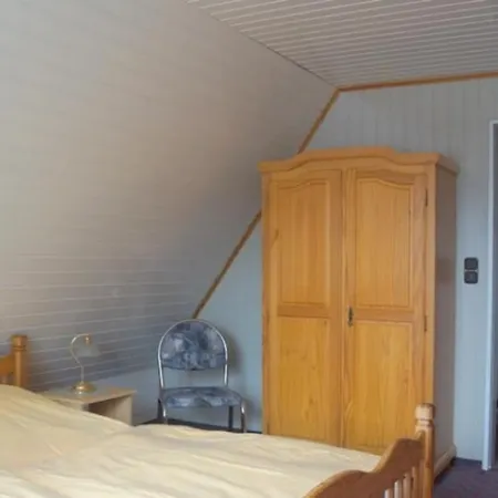 4 Personen In Zweiter Reihe Zum Deich In *